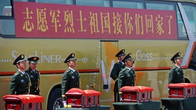 回到祖国：中国礼兵在沈阳桃仙国际机场，将殓放志愿军烈士遗骸的棺椁，从专机上护送至棺椁摆放区，现场气氛肃穆。