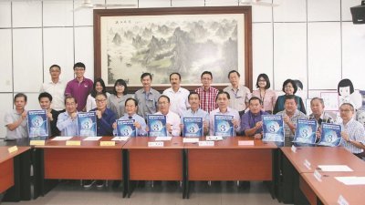 居銮中华中学将主办2019年第3届全国华文独中艺术营，陈大锦（前排左5起）及戴国光，呼吁全马独中生一同参与。