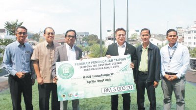 太平市议会职员合捐3000令吉作为“绿化太平计划”植树经费，由布汉（左3起）移交模拟支票予阿都拉欣，左起是沙哈鲁、卡玛鲁查曼、梅尔及嘉玛鲁。