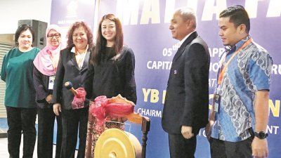 廖彩彤（左4）周五为“2019年柔州马来西亚国际旅游展销会（MATTA FAIR）”主持开幕仪式。左起为玛德琳、李慧贞（左3起）、莫哈末阿克尔。