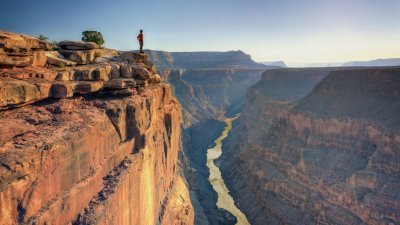 美国大峡谷是世界七大自然奇观之一，以深达1500公尺、由科罗拉多河耗费万年所切割出来的岩石峭壁闻名于世。大峡谷壮阔的美景让人陶醉，每年吸引百万游客前往观光。