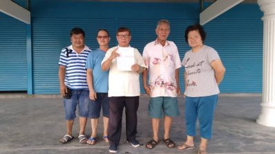 张水荣（左3）在村委会成员的陪同下，出席报案书呼吁霹州地方政府事务委员会归还大会堂的管理权。