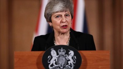 英国首相特丽莎梅表示，政府需要更多时间寻求多数议员都能够接受的脱欧方案，她将于周三到比利时首都布鲁塞尔，向欧盟提出延后脱欧期限。这是她日前在伦敦首相府发言。