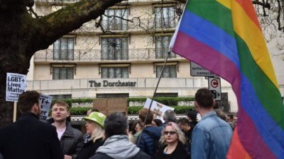 数百名反歧视的示威人士齐聚汶莱在伦敦的多塞特酒店外，抗议汶莱通过严厉的伊斯兰教法，包括将同性恋者处死。