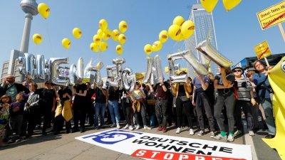 德国首都柏林上周六有大批民众示威，抗议住宅租金持续飙升。他们手持标语牌和气球，冀“充公”大型地产商物业，“还楼于民”。
