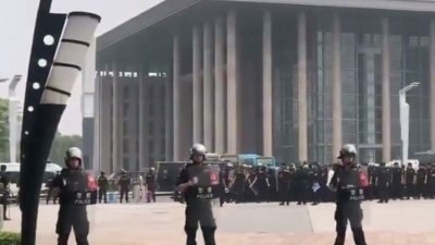 大批中国武警上周六在东莞街头巡逻、两个地铁站封闭，气氛紧张。