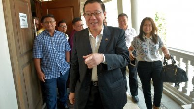 林冠英（左2）于周一在槟城高庭聆听起诉卢界燊诽谤案的审讯，在步出法庭后笑容满面。