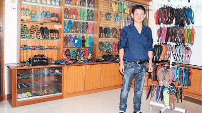 苏振发介绍公司生产的2种品牌拖鞋Mirano和Coveitchi，主攻不同市场需求。