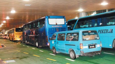 蓝色的跨境工厂巴士收2令吉载客过境，被视为是大马客工另一个交通工具选择。（档案照）