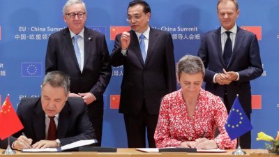 欧盟委员会主席容克（后左起）、中国总理李克强和欧洲理事会主席图斯克，见证中欧代表签署合作协议。-法新社-