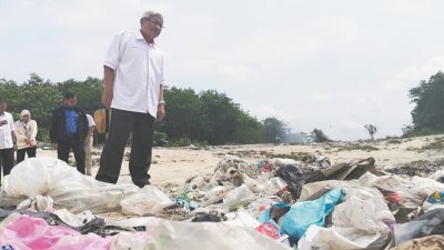 阿都阿兹巴里巡视雷河附近的废物处理场，并指该废物处理 厂也可能是造成河水污染的导因之一。