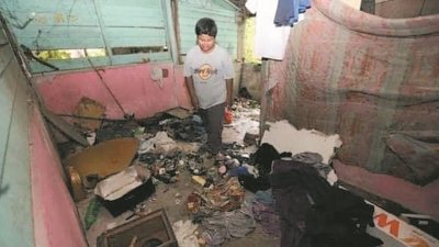 母亲涉毒被捕，留下男童莫哈末菲道独自居住在环境非常恶 劣的木屋内，且无水电供应。