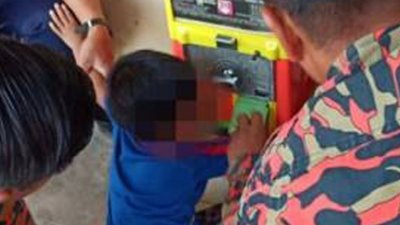 一名4岁男童的手指不知何故卡在扭蛋机的出口，让小男童惊恐不已，需要消拯员出动营救。