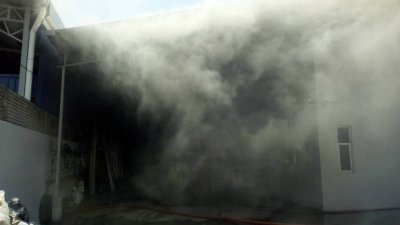槟城国际机场旁的冷气槽制造工厂周六下午发生火灾，并冒出浓浓黑烟，所幸火势受控，并未波及周围工厂，也未影响槟城国际机场的运作。