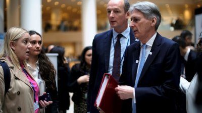 英国财政部长哈蒙德（右）到华盛顿，出席国际货币基金组织和世界银行的春季峰会。