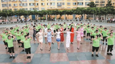 在中国相当普及的广场舞，其实就是当地人民所进行的有氧健身操，因为多在广场进行而得名。（照片取自互联网）