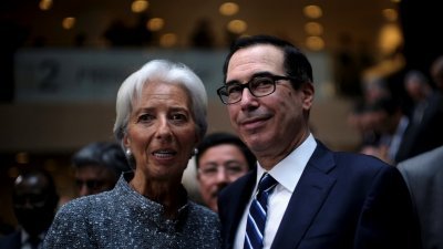 美国财政部长姆努钦（右）周六在华盛顿出席国际货币基金组织（IMF）与世界银行春季会议时， 与IMF总裁拉加德一同接受媒体采访。-路透社-