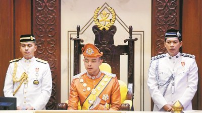 东姑哈沙纳（中）是于1月29日被委彭亨州摄政王，并在周一首次以摄政王的身份主持彭亨州州议会开幕仪式。