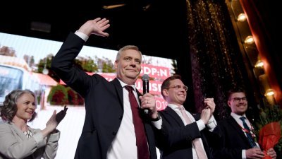 社会民主党党魁林内（左2）有望成为该国20年来首位立场偏左的总理。他周日在赫尔辛基党内选举大会上宣布胜选，其妻拉沃莱宁（左）在旁祝贺。