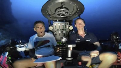 穿上T恤和短裤的塞舌尔总统富尔（左）周日坐潜水器，下潜至约120公尺深的印度洋海底发表演说，是首次有人在潜水器内进行现场直播演讲。