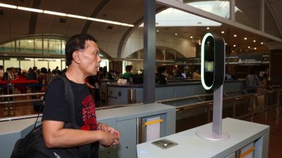 新加坡移民与关卡局展开为期半年的试验计划，测试新的免接触式系统，通关者“刷脸”通关，不需要扫描护照和指纹。