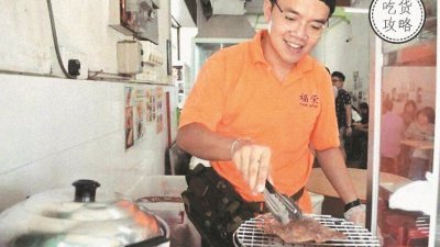 福荣肉干王档口设在槟榔律著名煎蕊咖啡店内，该档口除了售卖肉干，还有肉干面包。图为石国良在烧肉干。