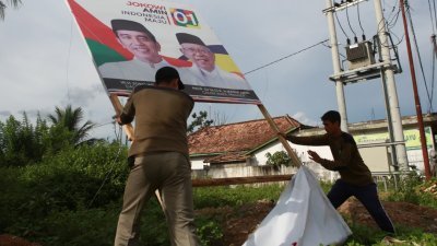 随著竞选期结束，南苏门答腊卢布林高的市政府纠察队，将路边的政党选举宣传品拆下。