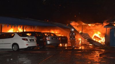 卢骨二手车厂发生火患，23辆轿车半小时内被烧毁，让商家蒙受严重损失。