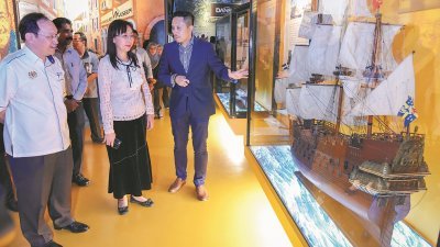 郭素沁（中）参观哥打白沙罗巧克力博物馆，并聆听DR集团业务发展总监阿芬迪（右）的讲解。左为原产业部秘书长拿督陈耀宗。摄影：黄良儒