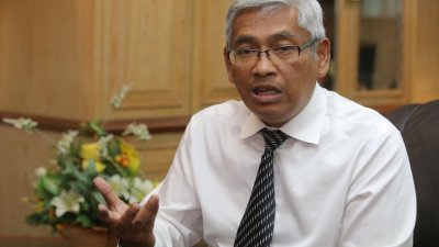 自去年起就被霹雳州反对党公开点名有意推翻霹州大臣拿督斯里阿末费沙的行动党行政议员阿都阿兹巴里今届州议会又有新争议。
