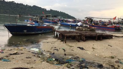 位于峇六拜自由贸易工业区第3区的海滩出现许多塑料垃圾。