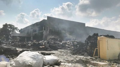 火势燃烧长达15小时，直至周五清晨才完全扑灭，工厂已付之一炬，保守估计损失500万令吉。