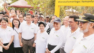 马哈迪（右3）偕夫人和部长出席在“纪念碑公园”举行的出席地球日庆祝活动 ，左起为杨美盈、杨巧双、阿兹敏阿里、西蒂哈斯玛、西维尔和卡立沙末。