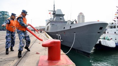 参加中国海军成立70周年活动的新加坡护卫舰“坚强”号，是第一艘到访的外国海军舰艇。