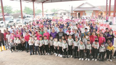 峇株巴辖慈济与亚音港村委会及当地学校联办大扫除净村活动，获得当地居民热烈参与。