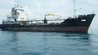 大马海事执法机构巡逻艇，在边佳兰水域拦截一艘没有获得许可非法停泊的油槽船。