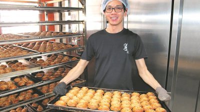 吴志祥展示新鲜出炉的香饼。