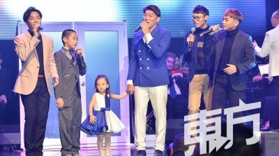 黄得伟与5名儿子和孙女合唱《快乐》，三代同台场面温馨。
