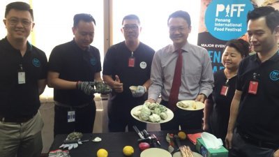 杨顺兴（左4）欢迎民众到峇都加湾新欣名牌城举办的“海鲜大汇集”品尝海鲜佳肴，包 括新鲜肥美的生蚝。左2为黄茁原。