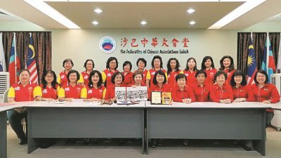 华总妇女部与沙华堂妇女局交流会后合照。右6起为黄玉珠及黄雪莉。
