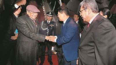  首相马哈迪（左）抵达北京时，受到中国驻马大使白天（右2）的欢迎。右为外交部长赛夫丁阿都拉。