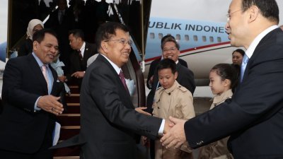 第2届“一带一路”国际合作高峰论坛，将在周四起召开，与会的国家领袖已陆陆续续抵达北京。这是中国官员在北京机场，迎接刚抵步的印尼副总统尤索卡拉（中）。