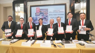 刘团源（左5）与公司各区域主管以银行机构代表，出席招股书推荐仪式。