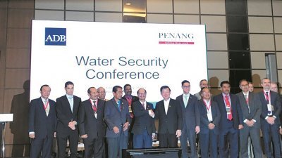 东姑祖布里（前排左5起）、曹观友及槟州行政议员再里尔，于周四出席由槟州研究院及亚洲开发银行（ADB）举办的水安全会议。