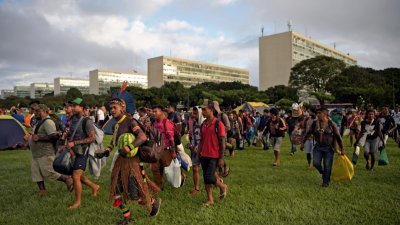 数千名原住民带著物资，到首都巴西利亚国会大厦外驻扎营地，举行为期3天的年度抗议活动，以捍卫他们的土地权利。