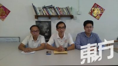 刘德全（左起）、叶志明及陈顺原呼吁居銮商家依照正常手续申请营业执照，批准后才营业，以免遭到市议会的对付。