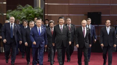 中国国家主席习近平（中）和出席开幕式的多国领导人，共同步入“一带一路”高峰论坛开幕式的会场。此次的高峰论坛，周四开始连续3天在北京举行。