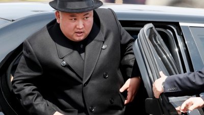 朝鲜最高领导人金正恩前往俄罗斯会见普京后，于周五返回平壤。这是他乘坐专车，抵达海参崴的火车站。（路透社）