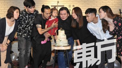 为庆祝巨木音乐成立2周年，郑可望（中）与巨木音乐旗下艺人进行切蛋糕庆祝仪式。左起为杨莉莹、CY、阿陆八、黄淑惠、凉太和苏静雯。