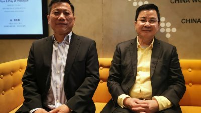 邝汉光（右）在北京接受大马媒体联访。左为Splendid Forte 公司董事经理廖亚旺。